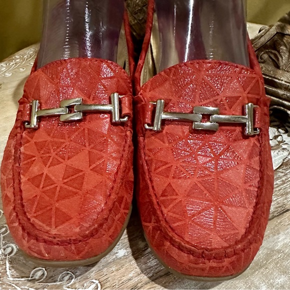 EUC Vaneli Red Leather Driving Loafer. Excellent pre-owned condition. Size 8.5 - Picture 4 of 9